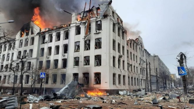 В Харькове после авиаудара горело здание университета Каразина и полиция (ВИДЕО)