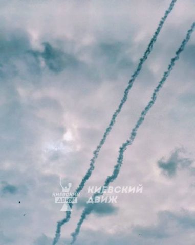 В небе над Киевом ПВО не дала долететь до цели двум ракетам (ФОТО)