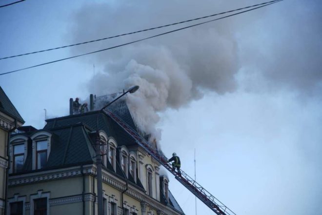 На Подоле в Киеве на крышу дома упал сбитый БПЛА врага (ФОТО)