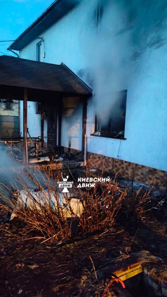 На Осокорках в Киеве снаряд повредил частный дом (ФОТО, ВИДЕО)