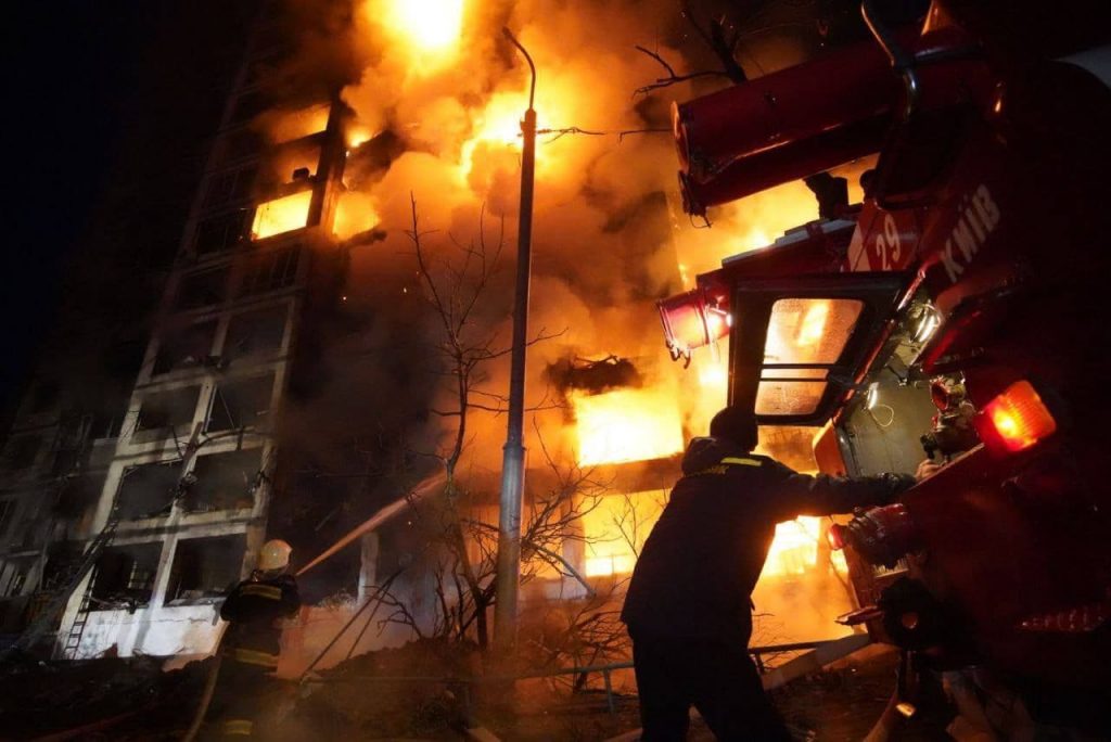 Число жертв обстрела многоэтажки в Киеве увеличилось до 4 человек