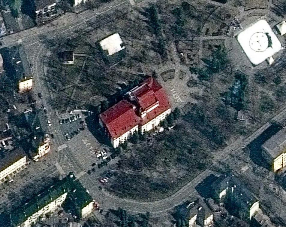 Перед театром в Мариуполе, который разбомбили россияне, были большие надписи &#8220;ДЕТИ&#8221; (ФОТО)