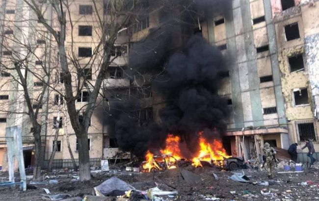 В Святошинском районе Киева загорелся дом из-за обломков снаряда (ФОТО)