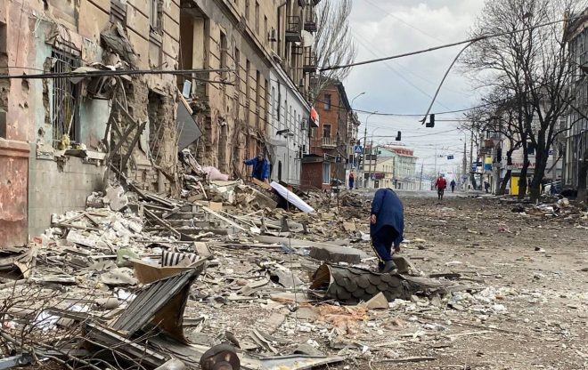 Войска РФ сбросили бомбы на школу в Мариуполе, где прятались около 400 человек