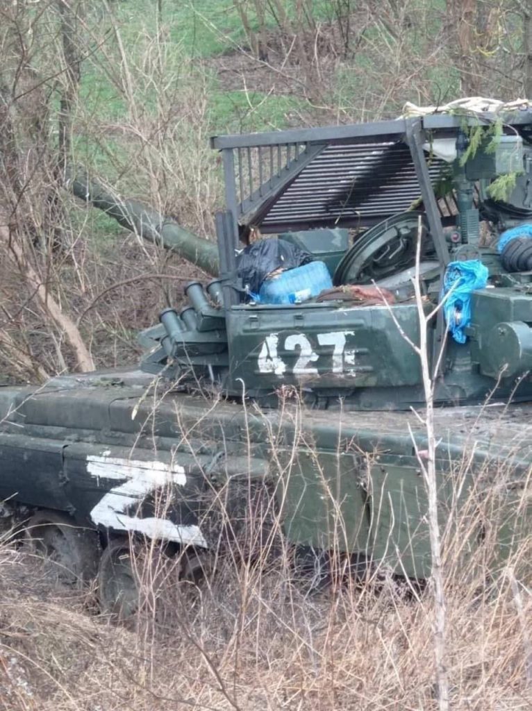Приехали воевать в Украину: танк РФ застрял в канаве (ФОТО)
