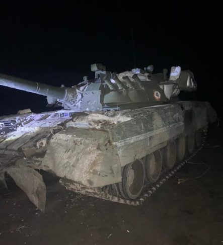 В Запорожской области танк россиян раздавил авто с гражданскими (ВИДЕО)