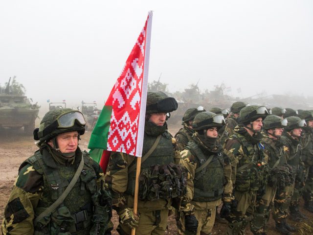 Белорусских срочников отправили отмывать бронетехнику РФ от останков российских солдат &#8212; СМИ