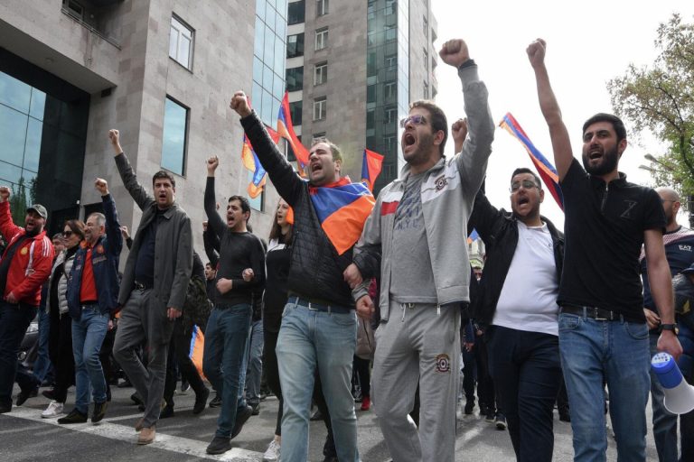 Протестующие в Ереване заблокировали входы в здание президентского дворца