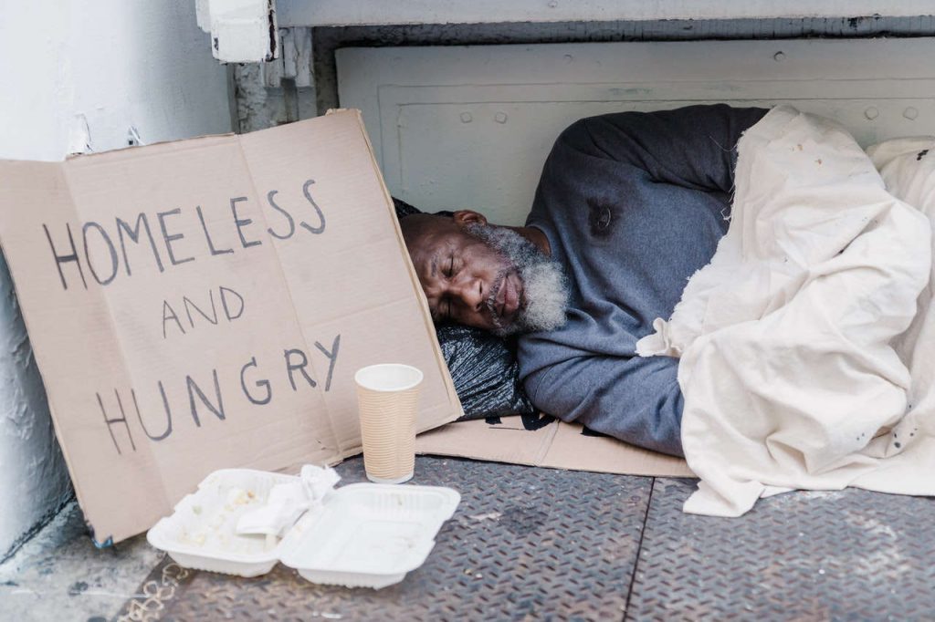 Миллиону британцев предрекли жизнь в нищете к 2023 году