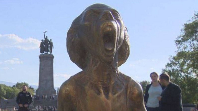Шокирующий памятник &#171;украинской матери&#187; открыт в Болгарии