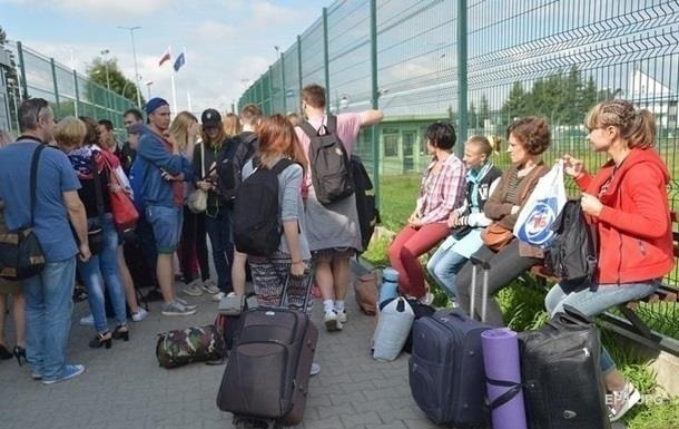Около 2 миллионов молодых украинцев выехали за рубеж