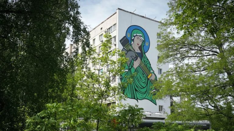 Совет Церквей возмущен муралом “Святая Джавелина” в Киеве