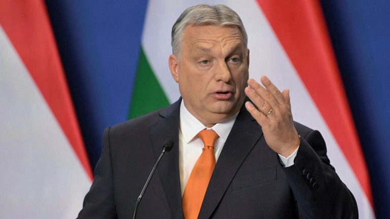 Орбан вводит в Венгрии чрезвычайное положение