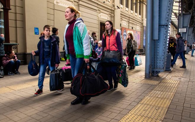 Большинство возвращающихся в Украину – жители центра страны и те, кто уезжал без детей &#8212; опрос