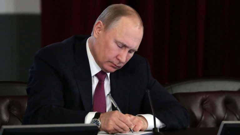 Путин своим указом упростил получение гражданства РФ жителями Херсонской и Запорожской областей