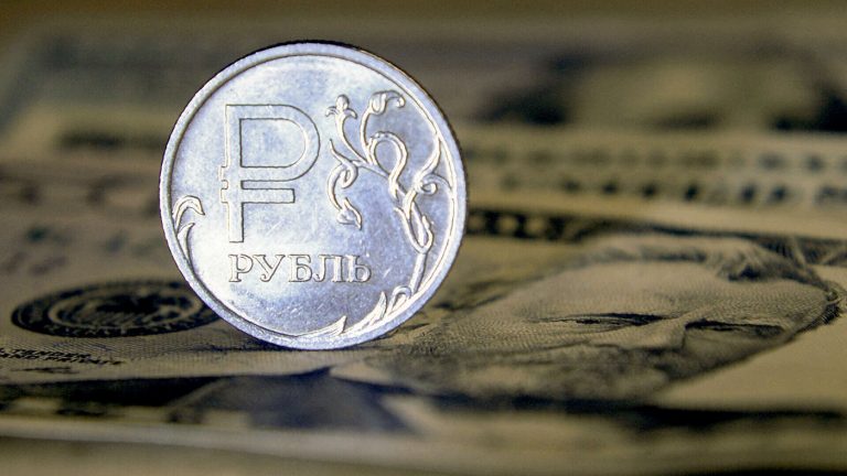 Вопреки санкциям российский рубль стал лидером роста в 2022 году