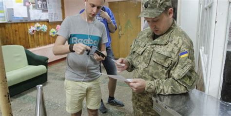 В Киеве полиция и военные рвздает повестки прямо у станций метро