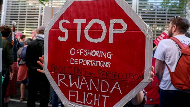 Британия может выслать украинских беженцев в Руанду