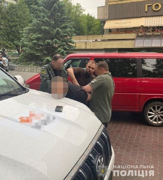 В Киеве правоохранители разоблачили мужчину, который организовывал незаконное пересечение границы