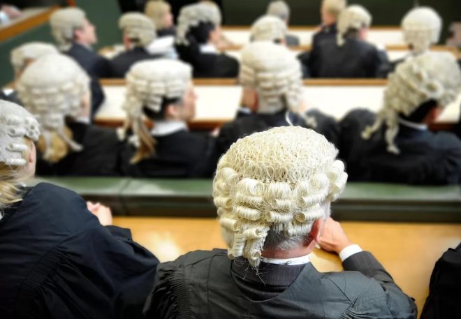 Судебные адвокаты Британии вышли на четырехнедельную забастовку
