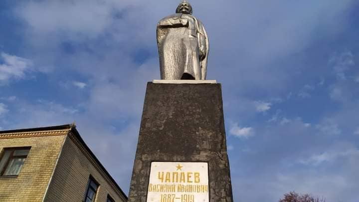 В селе на Николаевщине убрали памятник Чапаеву и изображение ордена Отечественной войны