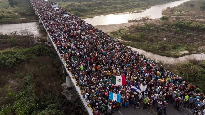 Многотысячная колонна мигрантов движется к границе США