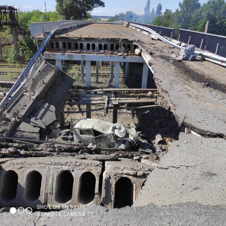 Россияне разрушили с воздуха мост на въезде в Лисичанск