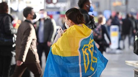 Украинских беженцев в ЕС просят выселиться