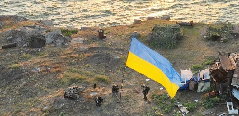 Украина вернула флаг на Змеиный