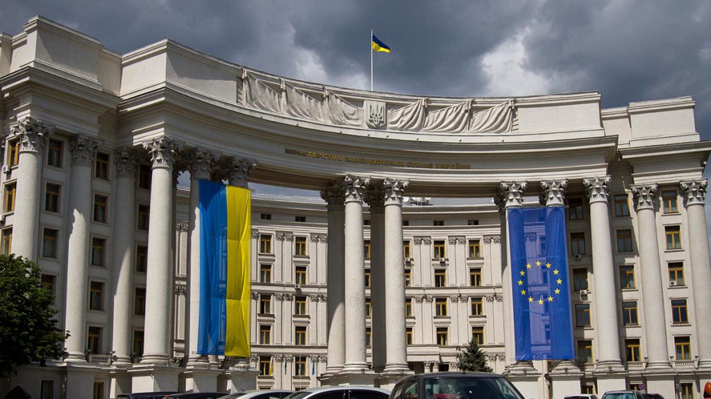 Украина разорвала дипломатические отношения с КНДР после признания “ЛДНР”
