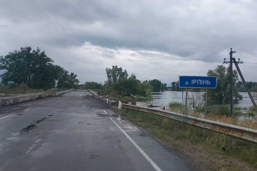 В Демидове на Киевщине восстановлен разрушенный молнией мост через Ирпень
