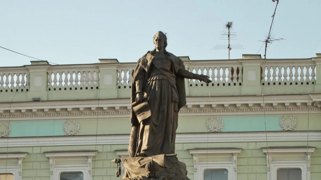 Инициатива по замене в Одессе памятника Екатерине II на памятник порноактеру получила необходимую поддержку – теперь дело за Зеленским