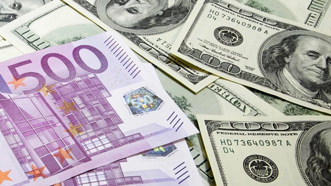 Впервые за 20 лет евро сравнялся с долларом
