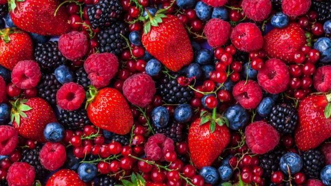Фрукты и ягоды в Украине подорожали вдвое больше ожидаемого