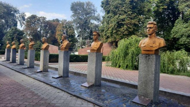 В Борисполе демонтируют аллею Героев Советского Союза