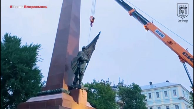 Памятник советскому солдату снесли в Черновцах
