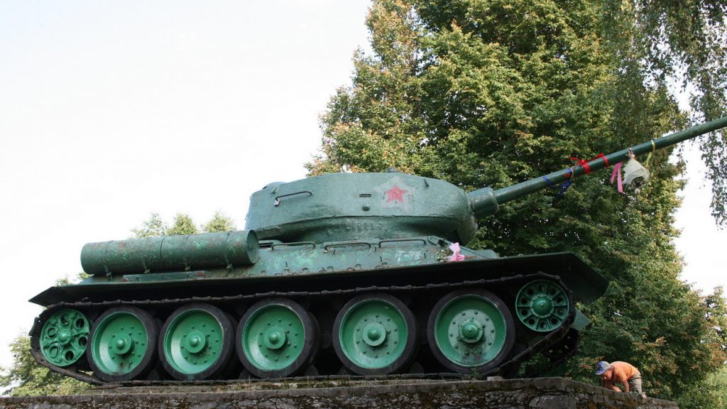 В Эстонии торопятся снести все советские памятники