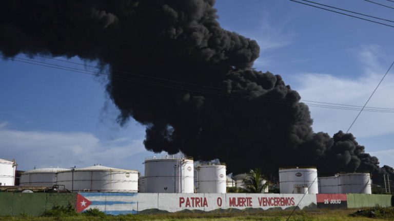 Куба запросила международную помощь из-за крупного пожара на нефтебазе