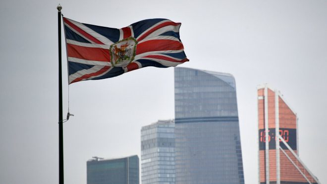 Великобритания расширила санкции против российских олигархов, банков и компаний