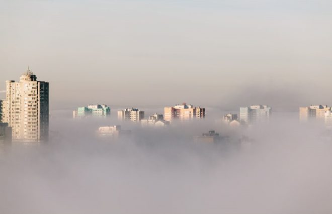 Киев накрыло туманом: на дорогах &#8211; плохая видимость