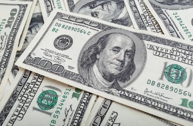 В украинских обменниках курс доллара преодолел отметку 42 гривны
