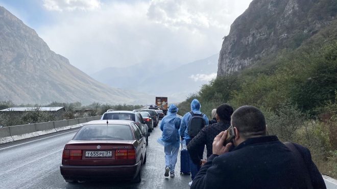 Россиянам начали вручать повестки на границе с Грузией &#8211; СМИ