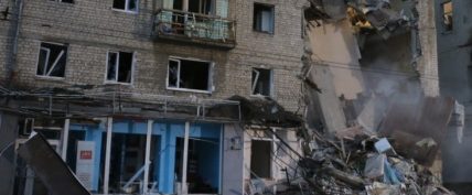 Ночная атака РФ на Харьков: раненая женщина умерла в больнице, разрушено трехэтажное здание