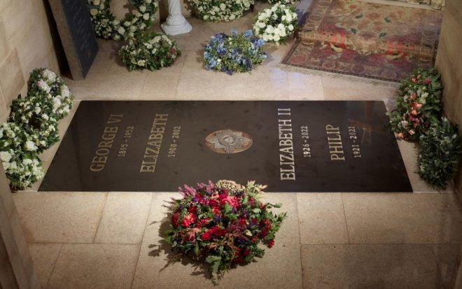 Букингемский дворец опубликовал первое фото надгробия королевы Елизаветы II