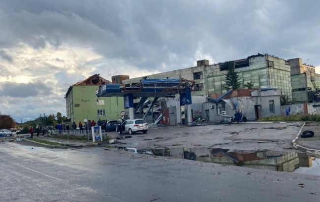 Непогодой разрушены крыши домов на Сумщине, некоторые дома без света (ФОТО)