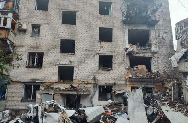 Жилые дома в Николаеве оказались под мощным обстрелом РФ: ранены 9 человек, четверо &#8211; в больнице