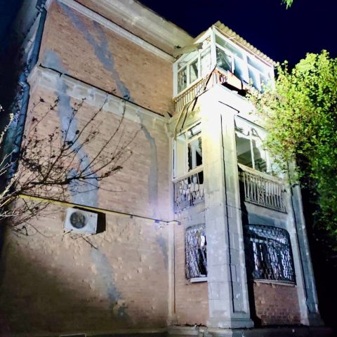 Ночью на Никополь выпустили 40 снарядов, ранена женщина, разрушено 11 домов и разбит газопровод (ФОТО)