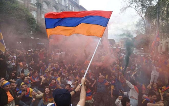 Из-за войны в Нагорном Карабахе: в Армении начались протесты, требуют отставки Пашиняна