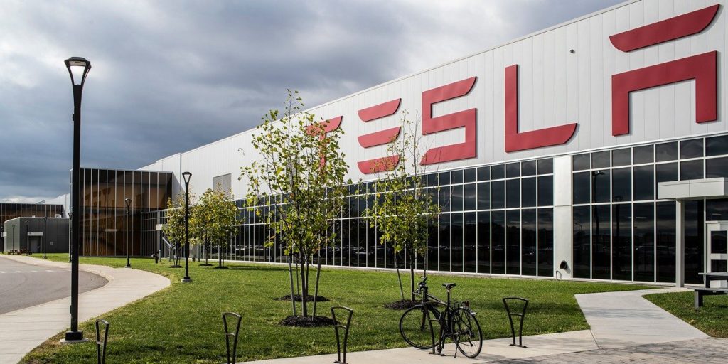 В США горел завод, где используют аккумуляторы производства Tesla