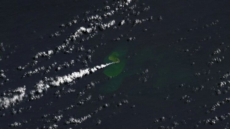 В Тихом океане после извержения вулкана появился новый остров